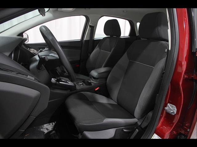 Used 2014 Ford Focus SE w/ SE Winter Package FWD image 5