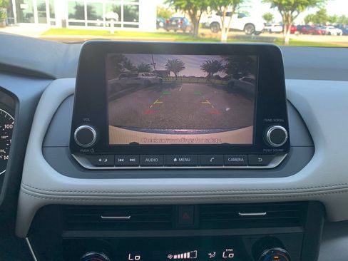 Used 2023 Nissan Rogue SV FWD image 15