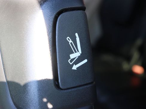 Used 2024 Chrysler Pacifica Touring-L FWD image 30