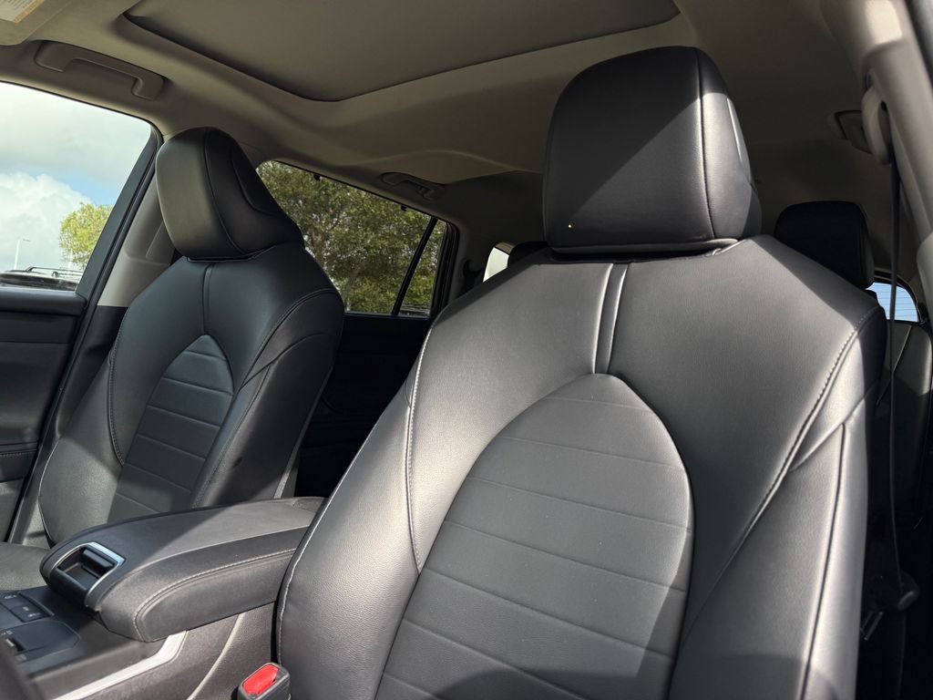 Used 2021 Toyota Highlander XLE FWD image 10
