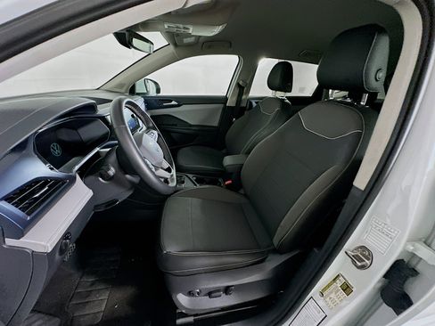 Used 2024 Volkswagen Taos SE image 13