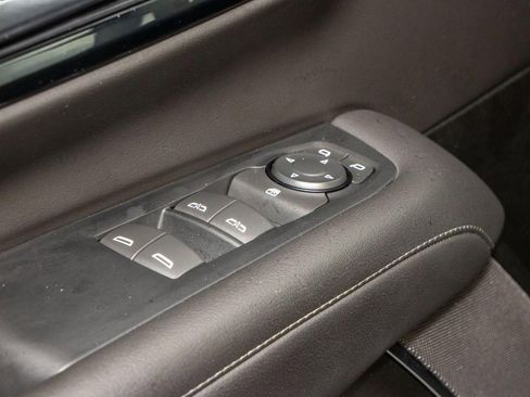 Used 2025 Chevrolet Suburban Z71 image 27