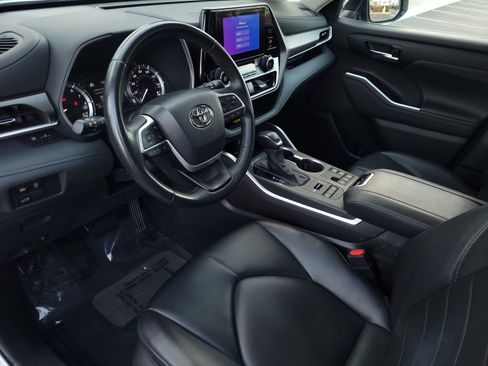 Certified 2024 Toyota Highlander XLE image 8