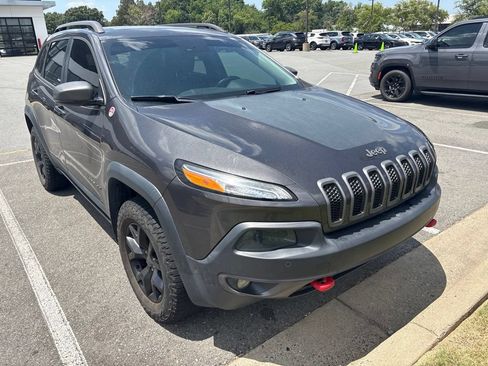 Used 2016 Jeep Cherokee Trailhawk w/ Comfort/Convenience Group AWD/4WD image 4