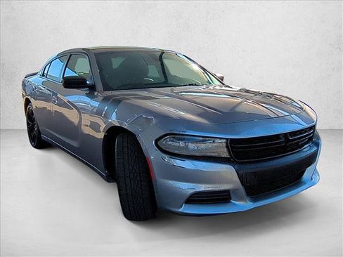 Used 2017 Dodge Charger SE w/ Blacktop Package image 3