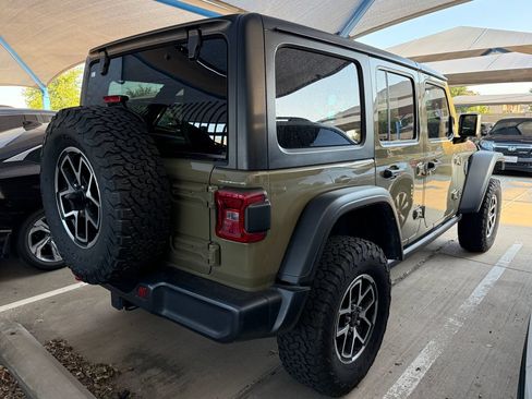 Used 2025 Jeep Wrangler Unlimited Rubicon w/ Convenience Group AWD/4WD image 8
