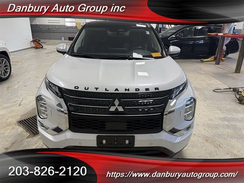 Used 2024 Mitsubishi Outlander 4WD Plug-In Hybrid image 2