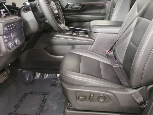 Used 2025 Chevrolet Suburban Z71 image 19