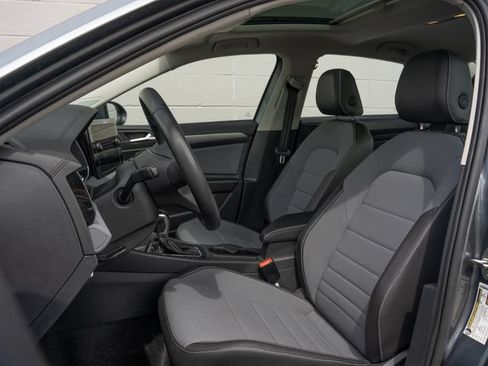 Used 2025 Volkswagen Jetta SE w/ Sunroof Package FWD image 5