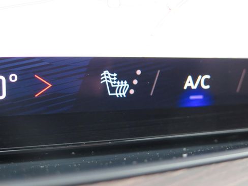 Used 2025 Chevrolet Suburban Z71 image 16