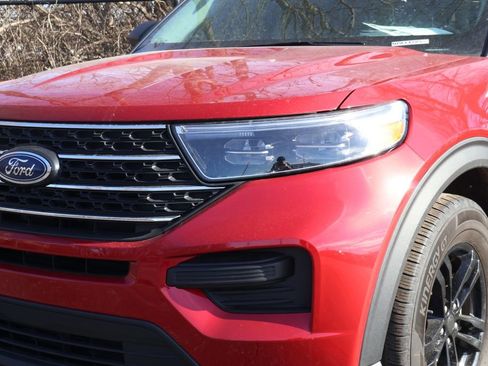 Used 2023 Ford Explorer XLT image 3