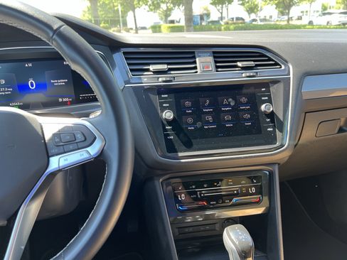 Used 2022 Volkswagen Tiguan SE w/ Panoramic Sunroof Package AWD/4WD image 32