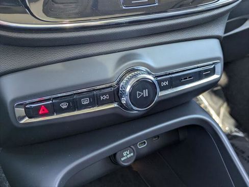 Used 2025 Volvo XC40 B5 Ultra w/ Climate Package image 19