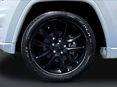 Used 2018 Jeep Grand Cherokee Altitude RWD image 36