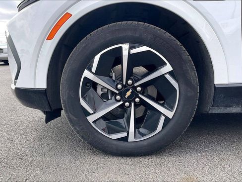 Used 2025 Chevrolet Equinox EV LT image 2