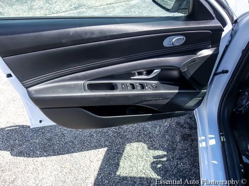 Used 2025 Hyundai Elantra Limited FWD image 23