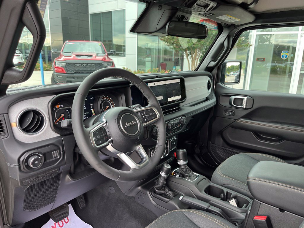 Used 2026 Jeep Wrangler Unlimited Sahara AWD/4WD image 7