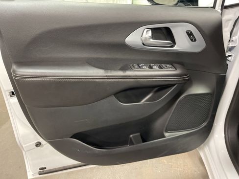Used 2026 Chrysler Pacifica Limited FWD image 22