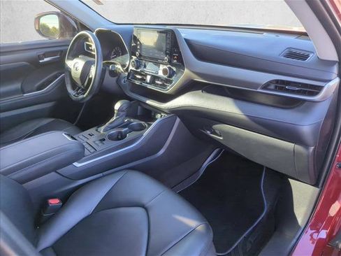 Used 2020 Toyota Highlander XLE image 28