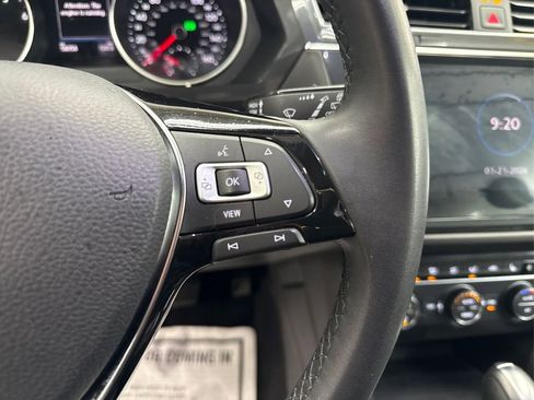 Used 2020 Volkswagen Tiguan SE w/ Panoramic Sunroof Package image 26