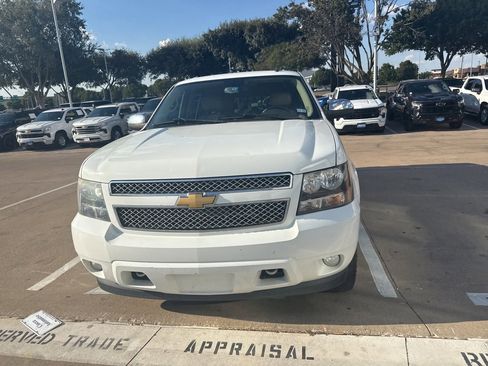Used 2014 Chevrolet Suburban LTZ image 3