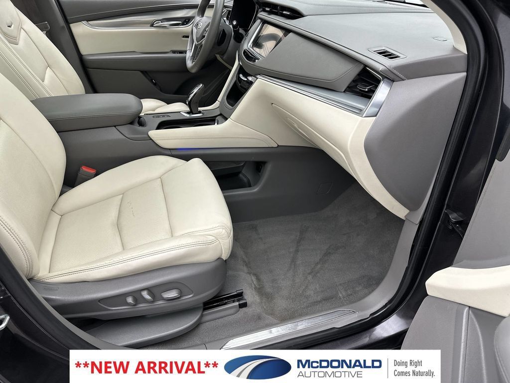 Used 2017 Cadillac XT5 Luxury w/ Driver Awareness Package AWD/4WD image 24