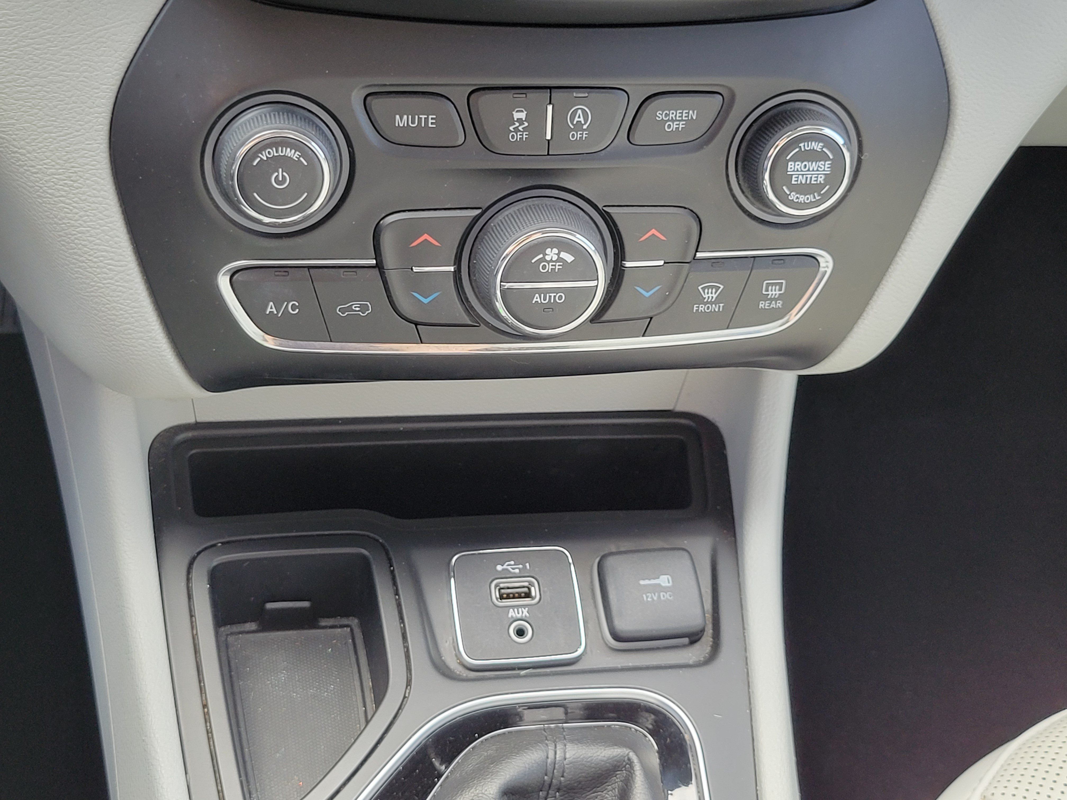 Used 2019 Jeep Cherokee Limited FWD image 15