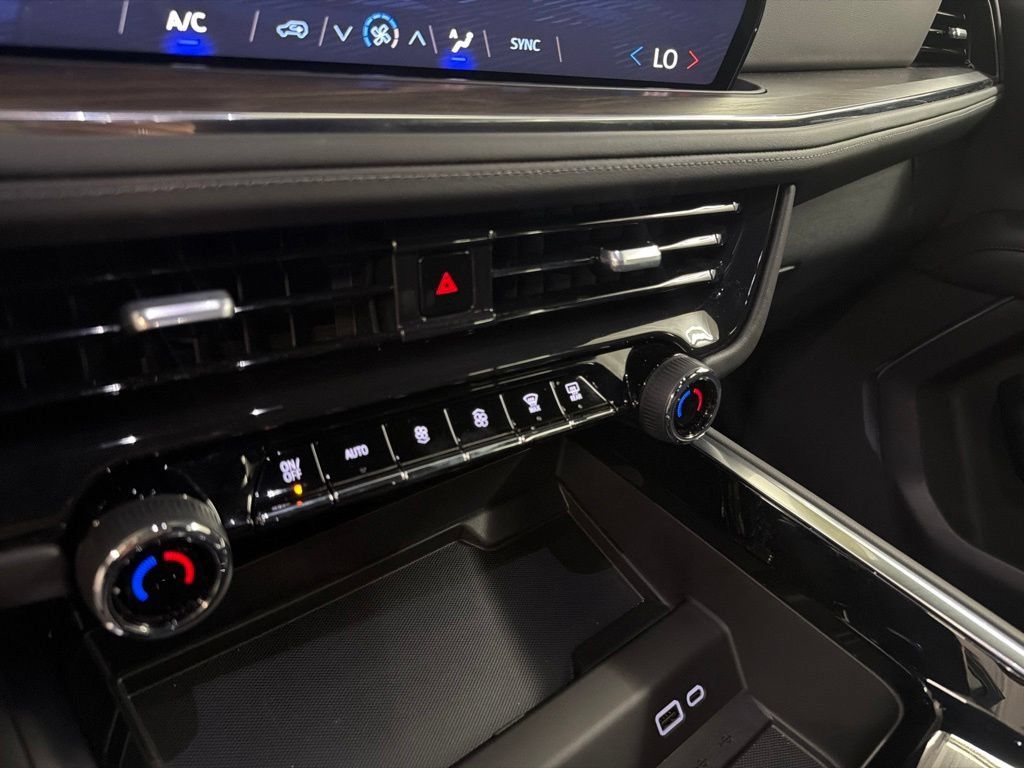 Used 2025 Chevrolet Suburban LS RWD image 36