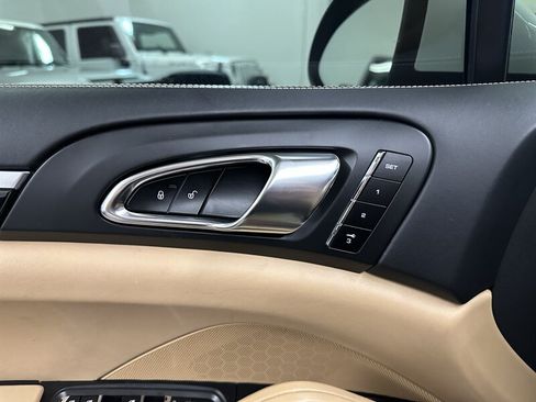 Used 2014 Porsche Cayenne Turbo AWD/4WD image 23