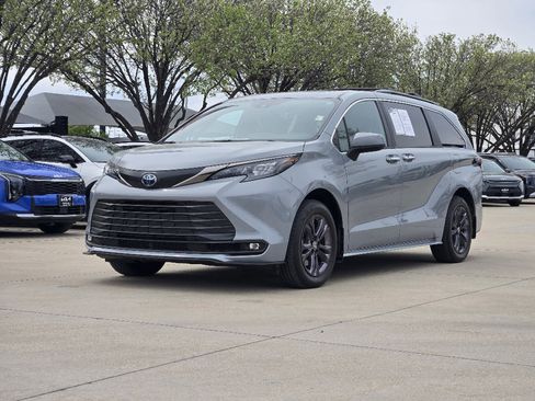 Used 2024 Toyota Sienna XLE Woodland Edition image 2