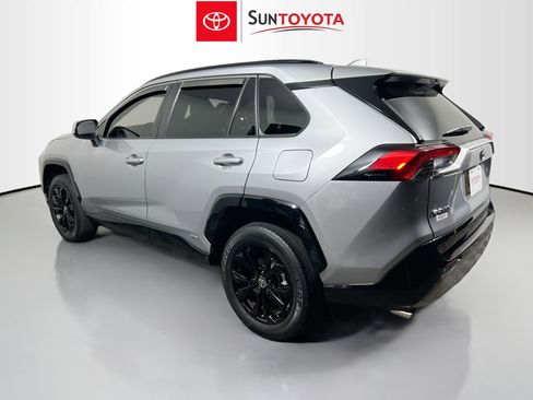 Used 2022 Toyota RAV4 SE image 6
