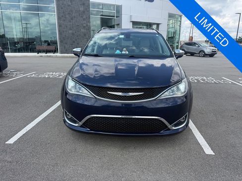 Used 2018 Chrysler Pacifica Limited w/ Tire & Wheel Group FWD image 4