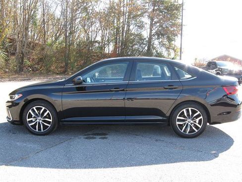 Used 2025 Volkswagen Jetta SE image 2