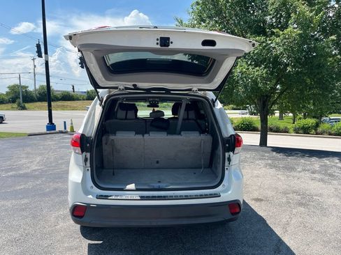 Used 2019 Toyota Highlander LE w/ Carpet Mat Package (TMS) FWD image 11