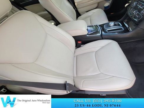 Used 2018 Chrysler 300 Limited image 17