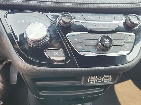 Used 2024 Chrysler Pacifica Limited FWD image 19