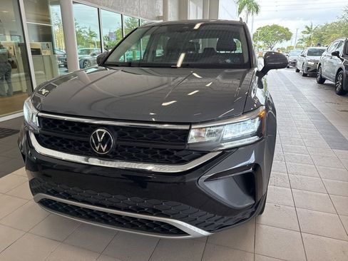 Used 2023 Volkswagen Taos SE w/ Black Wheel Package image 9