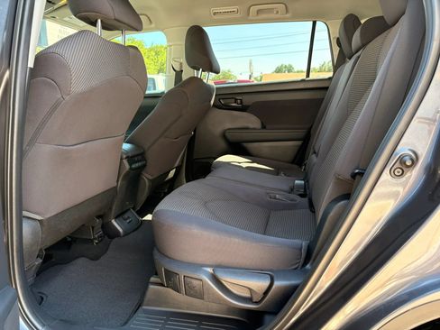 Used 2022 Toyota Highlander LE AWD/4WD image 15