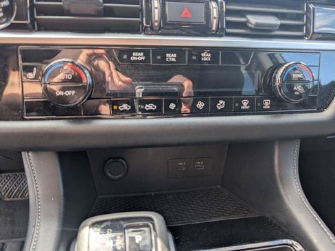 Used 2025 Nissan Pathfinder SV FWD image 33