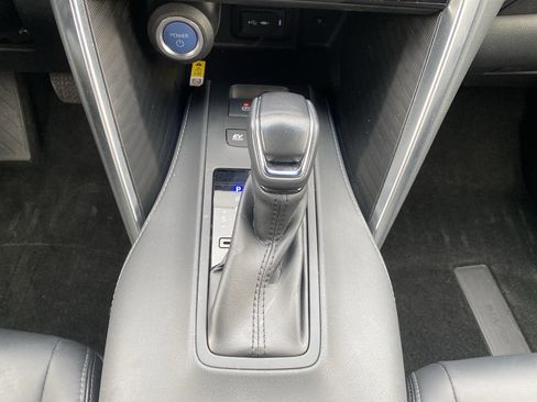 Used 2022 Toyota Venza XLE image 23