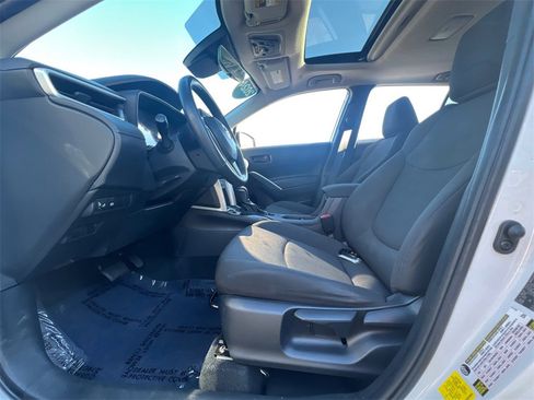 Used 2024 Toyota Corolla Cross LE image 28