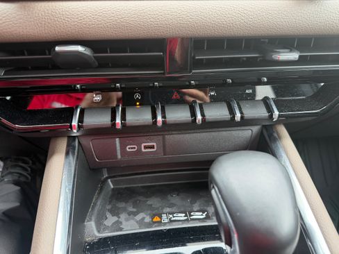 Used 2025 GMC Canyon Denali AWD/4WD image 18