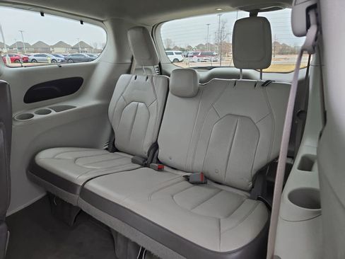 Used 2018 Chrysler Pacifica Touring-L image 34