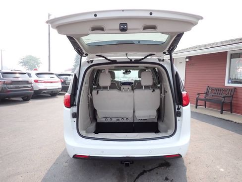 Used 2017 Chrysler Pacifica Limited w/ Advanced Safetytec Group FWD image 5