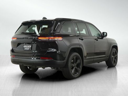 Used 2023 Jeep Grand Cherokee Limited w/ Luxury Tech Group II AWD/4WD image 5