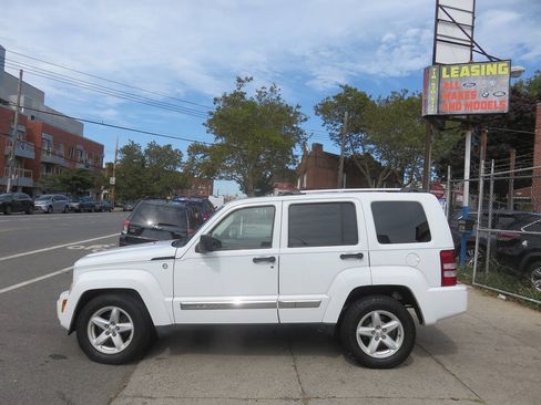 Used 2012 Jeep Liberty Limited AWD/4WD image 7