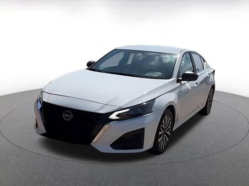 Used 2025 Nissan Altima 2.5 SV FWD image 4