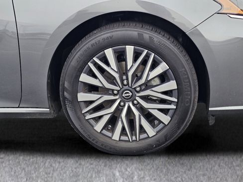 Used 2025 Nissan Altima 2.5 SV FWD image 6