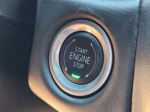 Used 2024 GMC Yukon XL SLT w/ SLT Luxury Package image 20