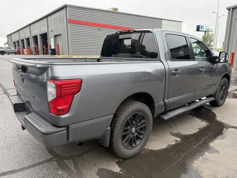 Used 2018 Nissan Titan SV AWD/4WD image 4